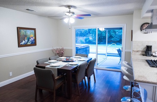 Raisin Casa | Retiro en Fresno con piscina