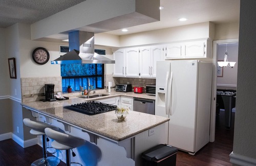 Raisin Casa | Retiro en Fresno con piscina