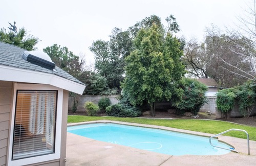 Raisin Casa | Retiro en Fresno con piscina