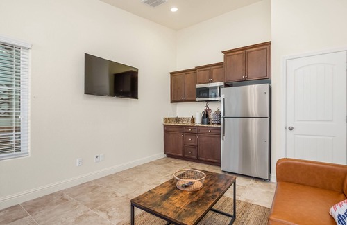 Fresno Apartamento | Fresno Suite | Long-term Stay | Kitchenette | 1:1