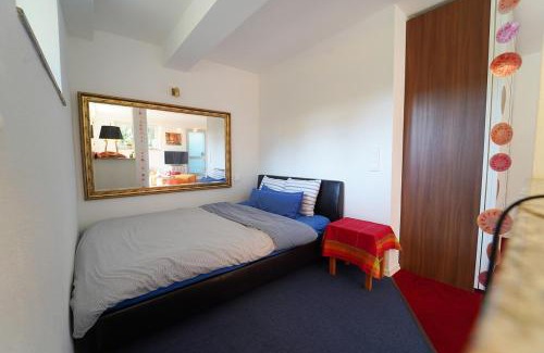 Bad Urach Apartamento | Freundliche Ferienwohnung (Souterrain) mit Gartenmitbenutzung im Haus Lotus