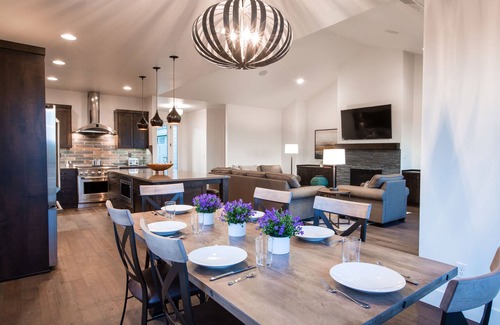 Bend Casa | ¡Para estrenar! 5 habitaciones / 5 baños: se admiten mascotas, sala de juegos, futbolín, jacuzzi, pozo de fuego