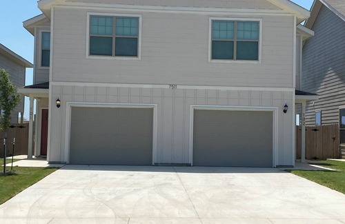 San Antonio Casa | Friendly 3-bedroom townhome in NW San Antonio near Sea World and Fiesta Texas!