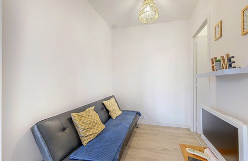 Ecartelee-Bonabry-Orieres-Paron Apartamento | Friendly and functional apartment in the heart of the town of Fougeres.