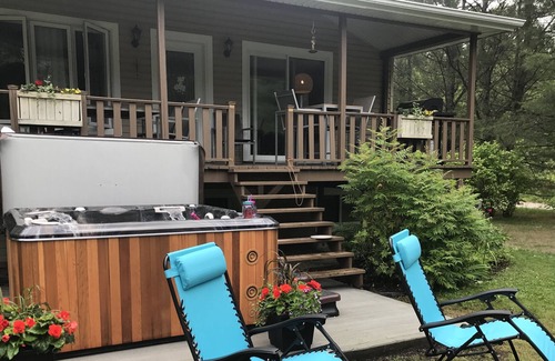 Saint-Raymond Cabaña | Cottage familiar y amigable junto al agua * jacuzzi * chimenea * 40 min. La ciudad de Quebec