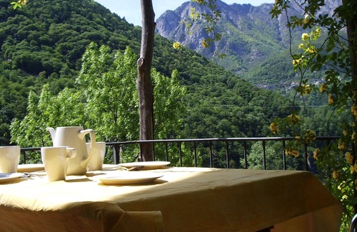 Cavigliano Casa | Amistoso casa luminosa con preciosas vistas de los picos y los antiguos pueblos de montaña
