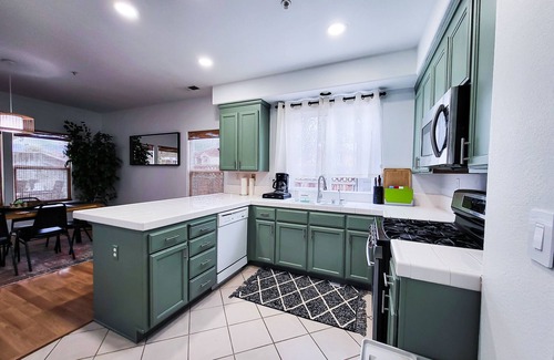 Salinas Casa | Friends, Family & Dog Stay in Monterey Peninsula with AC & Grill