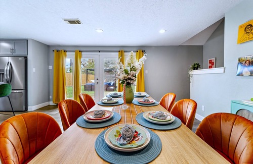 Westbury Casa | Friends-Themed 4BD + Pingpong & Outdoor Theater