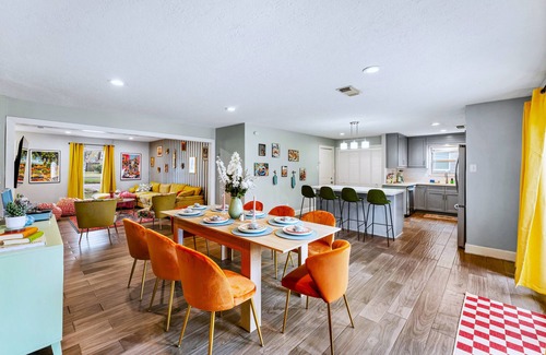 Westbury Casa | Friends-Themed 4BD + Pingpong & Outdoor Theater