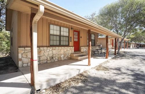 Sabinal Cabina | Frio Country Resort - Within walking distance to the Frio River!