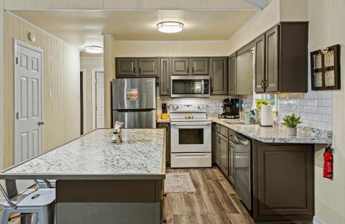 Briar Crest Woods Casa | Frolic on Fern by AvantStay Enclosed Deck w Forest Views Bar