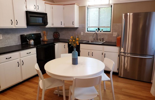 Thornhurst Casa | From $49/night - 1400sf self-checkin 3bd Modern Chalet