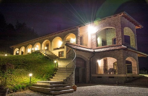 Canelli Apartamento | From the old barn comes a large room on two levels with large windows.