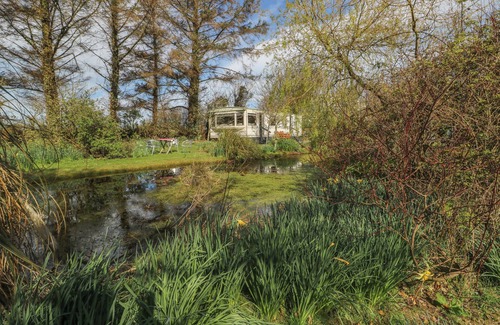Cylch-Y-Garn Cabaña | Fron Dderw Caravan