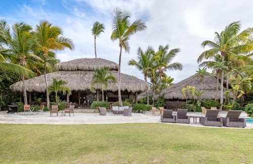 Punta Cana Villa | Front 5BR Golf Villa with Jacuzzi, Golf Cart, Pool, Chef, Maid & Beach Club