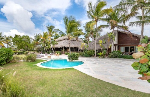Punta Cana Villa | Front 5BR Golf Villa with Jacuzzi, Golf Cart, Pool, Chef, Maid & Beach Club