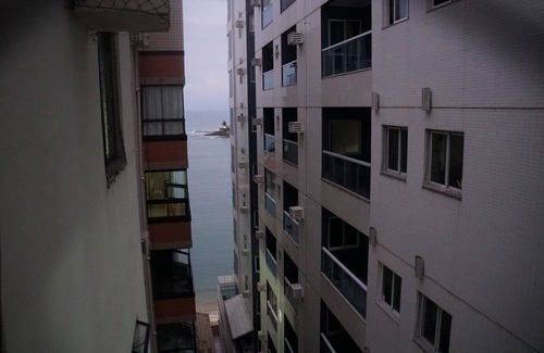 Muquicaba Apartamento | Edificio frontal w / una playa en Guarapari: Todo amueblado / Inter. wifi + TV por cable
