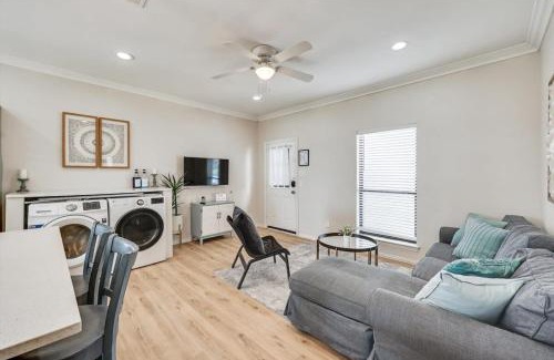 Rowlett Casa | Front Lake Holiday 2BR 1BA Guest Home with Hot Tub