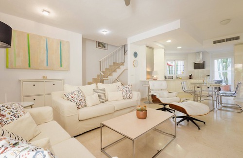 Marbella Chalet De Esquí | Adosado en primera línea de playa, con vistas al mar y orientación sur