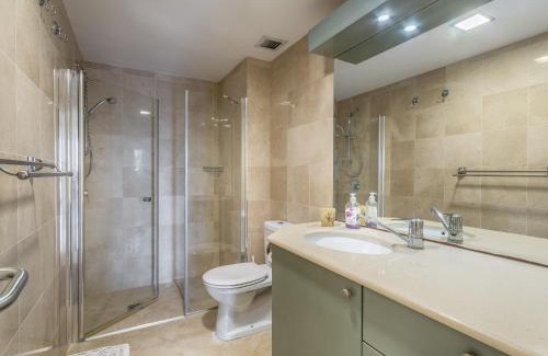 Herzliya Pituach Apartamento | Front of Beach next Ritz Hotel - 3 Bedroom& 3 Bathroom