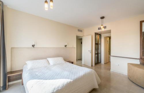 Herzliya Pituach Apartamento | Front of Beach next Ritz Hotel - 3 Bedroom& 3 Bathroom