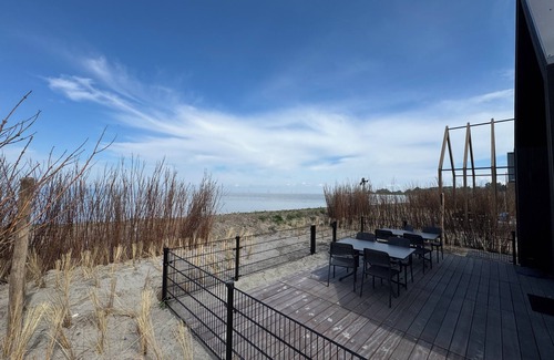Enkhuizen Casa | Front row - with fence - Premium BeachHouse Deck Eight