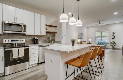 Forest Park Apartamento | Frontdesk | 1 BR Apt near Vulcan Museum