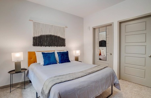 Forest Park Apartamento | Frontdesk | 1 BR Apt near Vulcan Museum