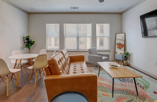 West Campus Apartamento | Frontdesk | 6 BR Apt w/ Private Theater Room