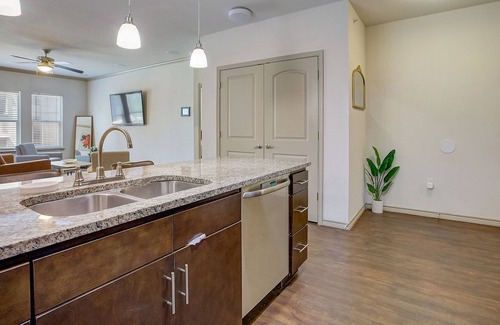 West Campus Apartamento | Frontdesk | 6 BR Apt w/ Private Theater Room
