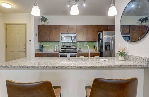 West Campus Apartamento | Frontdesk | 6 BR Apt w/ Private Theater Room