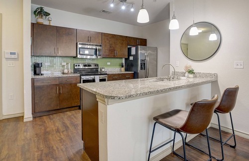 West Campus Apartamento | Frontdesk | 6 BR Apt w/ Private Theater Room