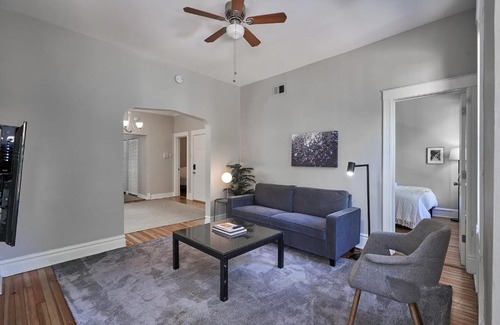 Wrightwood Neighbors Apartamento | FRONTDESK Bright Open 3 BR Apt in West DePaul