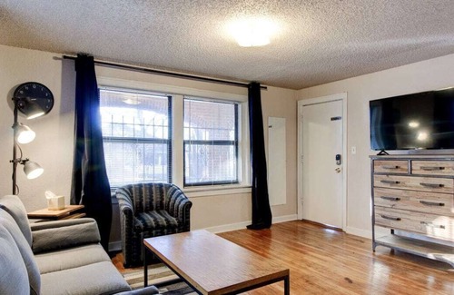South Hyde Park Apartamento | Frontdesk | Modern 1 BR Apt near Kauffman Stadium