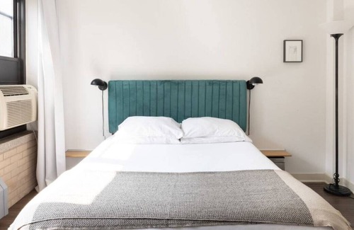 Indian Village Apartamento | Frontdesk | Modern Studio Apt in East Hyde Park