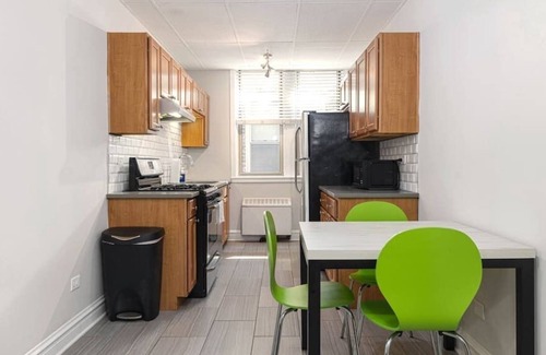 Kenwood Apartamento | Frontdesk | Spacious 3 BR Apt near Jackson Park