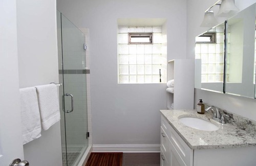 Ukrainian Village Apartamento | FRONTDESK Updated 2 BR Apt with Full Kitchen