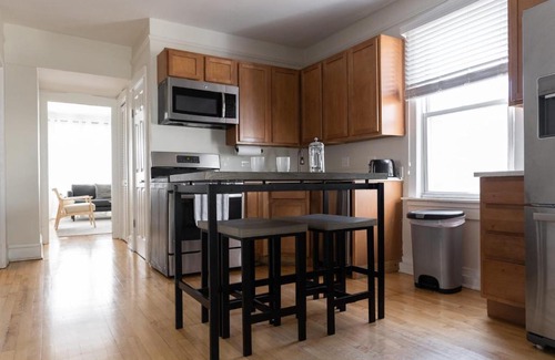 Bucktown Apartamento | FRONTDESK Wicker Park 2 BR Apt with Courtyard