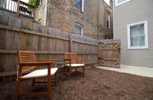 Bucktown Apartamento | FRONTDESK Wicker Park 2 BR Apt with Courtyard