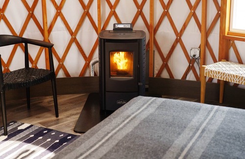Center Casa | Frontier Drive-Inn | Yurt 4