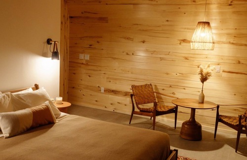 Center Casa | Frontier Drive-Inn | Suite 14