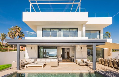 Urbanizacion Costabella Villa | Frontline 6 BDRM Luxury Villa w Beach Access