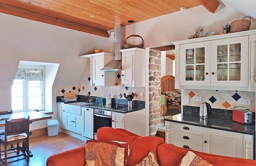 Lehon Apartamento | Fryer Apartment - Dinan, Brittany. Characterful Riverside Apartment
