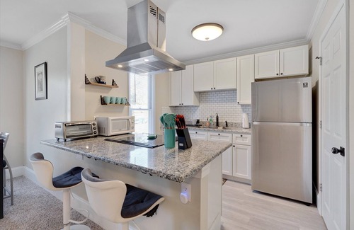 Durham Apartamento | Fuchsia 2BR Suite @ Hillside Park