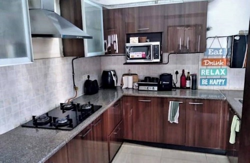 Noida Apartamento | Full 2 Bedroom Pool view apartment