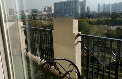 Noida Apartamento | Full 2 Bedroom Pool view apartment