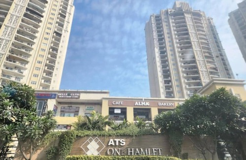 Noida Apartamento | Full 2 Bedroom Pool view apartment