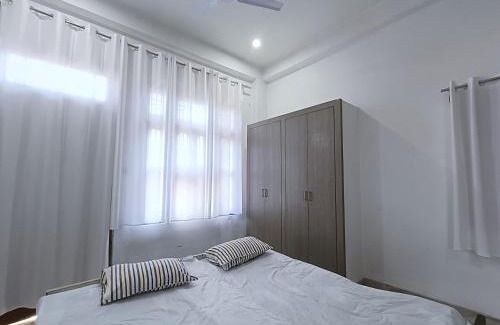 Sarnath Apartamento | Full AC 2BHK with Kitchen near Temple