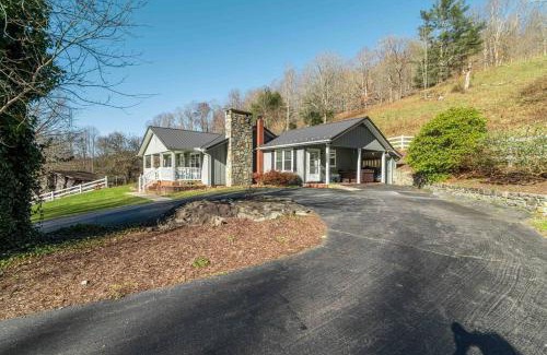 Sugar Grove Casa | Full Access to our Farm & Petting ZOO + Hot Tub!