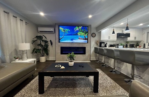 Wasaga Beach Casa | Full Cottage STEPS 2 BEACH Drive 2 Blue Mountain